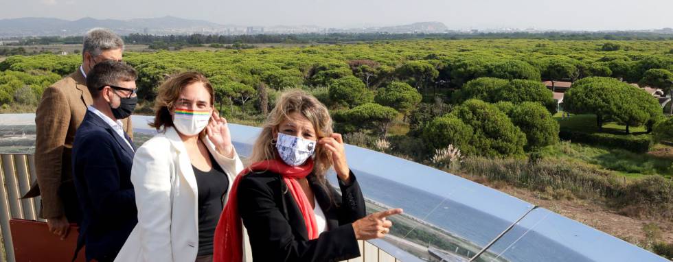 La vicepresidenta segunda, Yolanda Díaz, con los alcaldes de Barcelona y de El Prat, Ada Colau y Lluis Mijoler, y el doctor en biología Joan Pino, durante su visita a la laguna de la Ricarda.