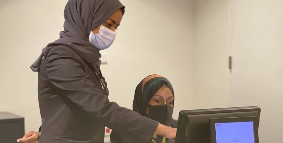 Trabajadoras del operador en un puesto de facturación.