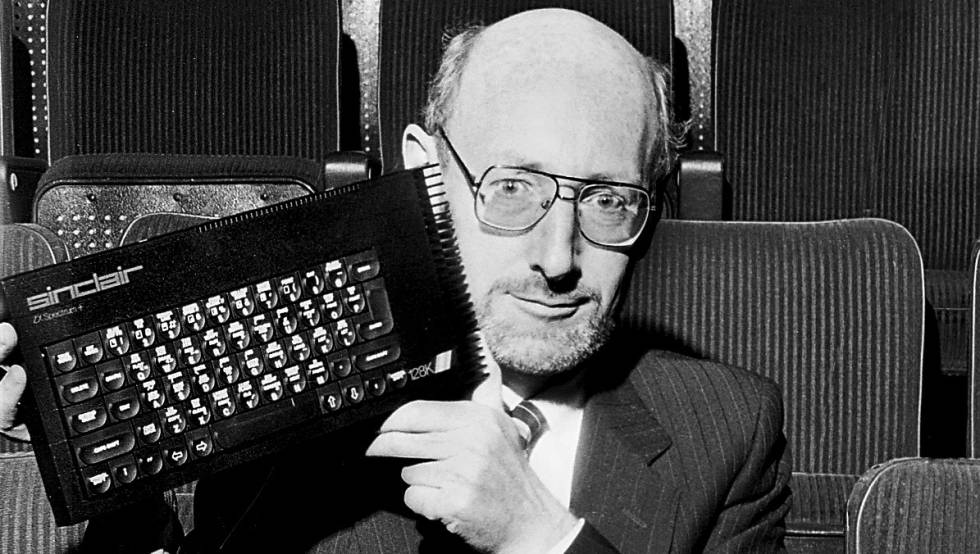 Sir Clive Sinclair junto a un ZX Spectrum 128K.