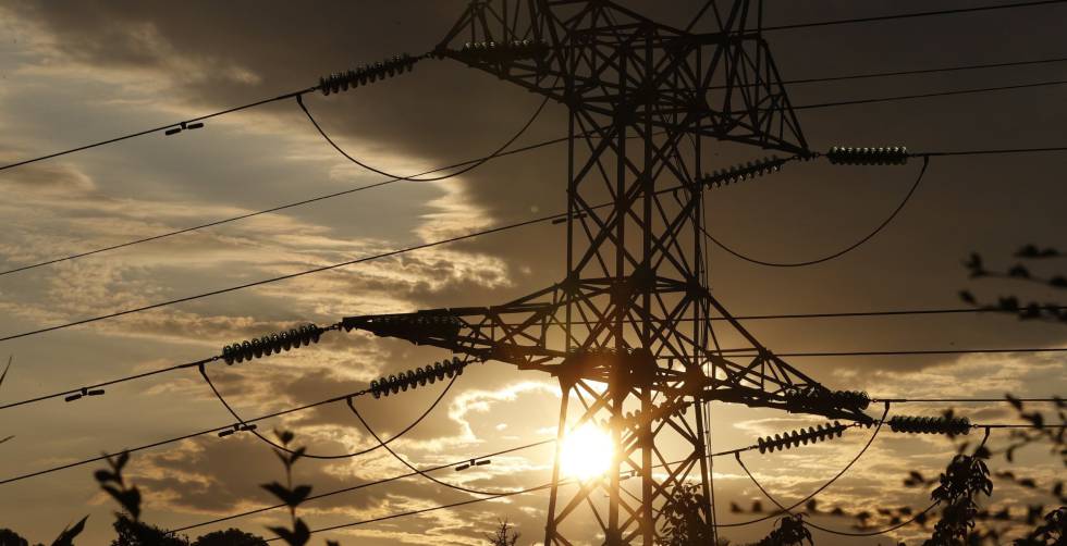 El precio de la luz caerá un 8% este domingo, por debajo de 150 euros