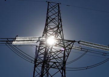 El precio de la luz vuelve a subir y sobrepasa este lunes los 156 euros El precio de la luz vuelve a subir y sobrepasa este lunes los 156 euros