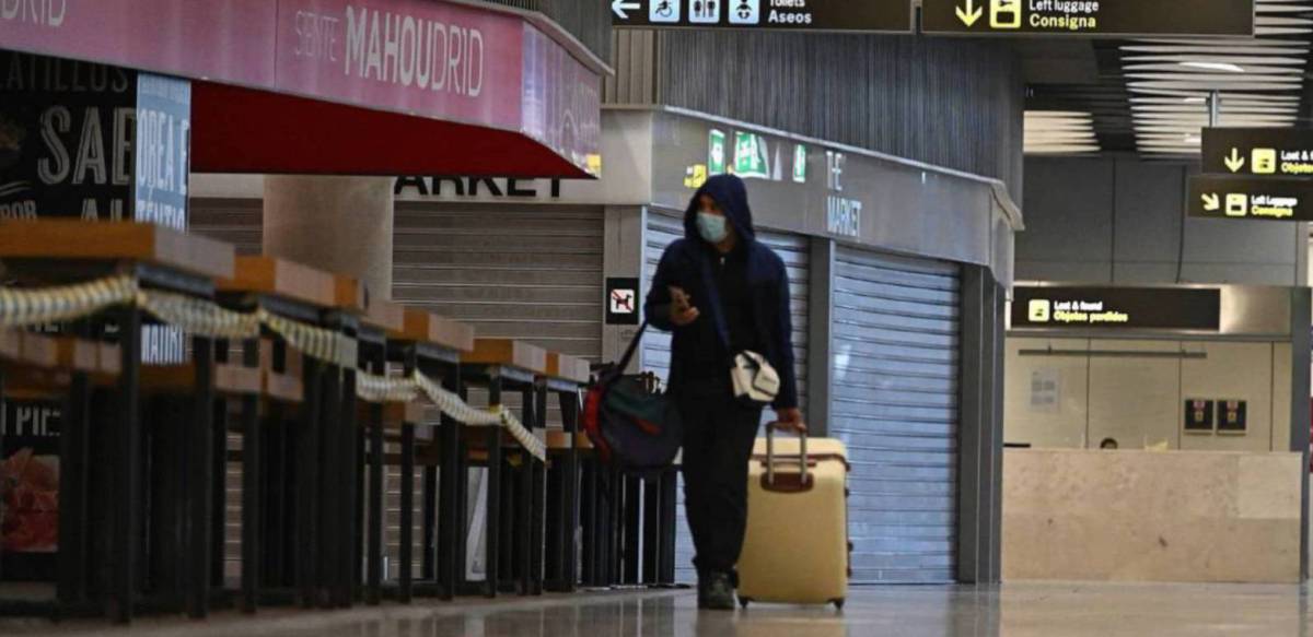 Un viajero pasa ante un restaurante cerrado en Madrid-Barajas durante el estado de alarma.