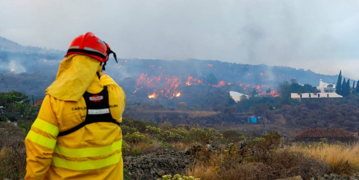 Un bombero en La Palma.