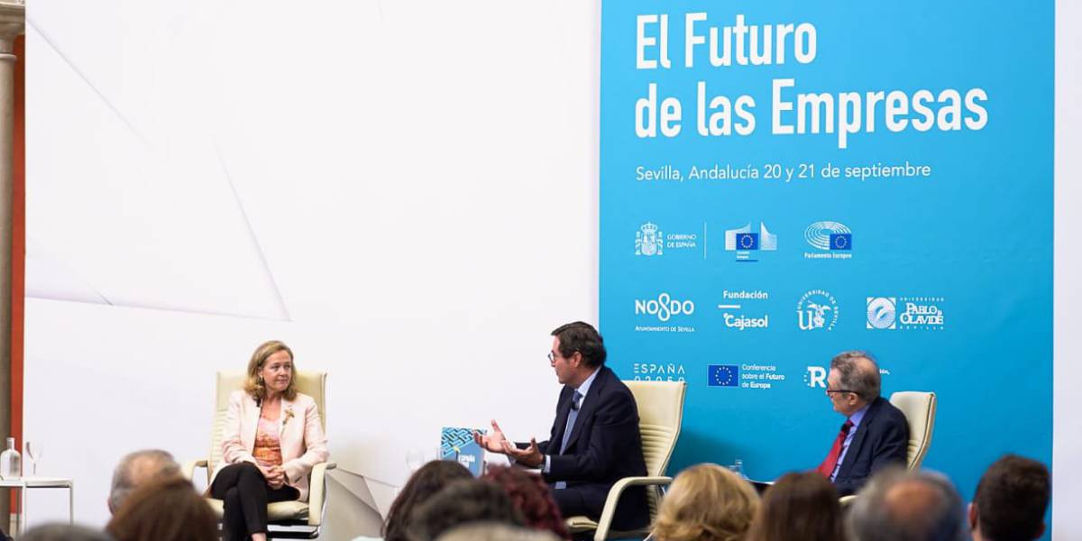 La vicepresidenta de Asuntos Económicos, Nadia Calviño, y el presidente de la CEOE, Antonio Garamendi.