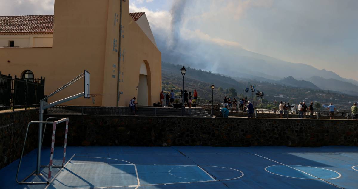 Una Iglesia cerca de los incendios producidos por la lava del volcán