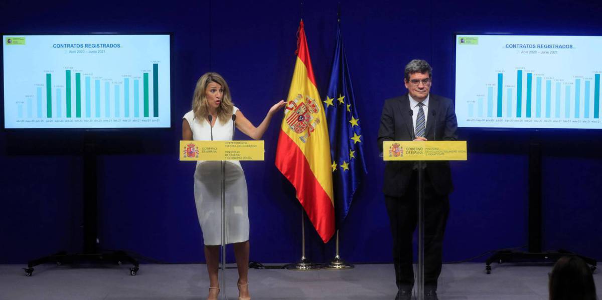 La vicepresidenta segunda y ministra de Trabajo, Yolanda Díaz, junto con el ministro de Inclusión, Seguridad Social y Migraciones, José Luis Escrivá.