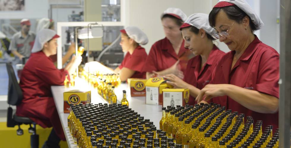 Empaquetado de Licor 43 en la fábrica de Cartagena (Murcia).