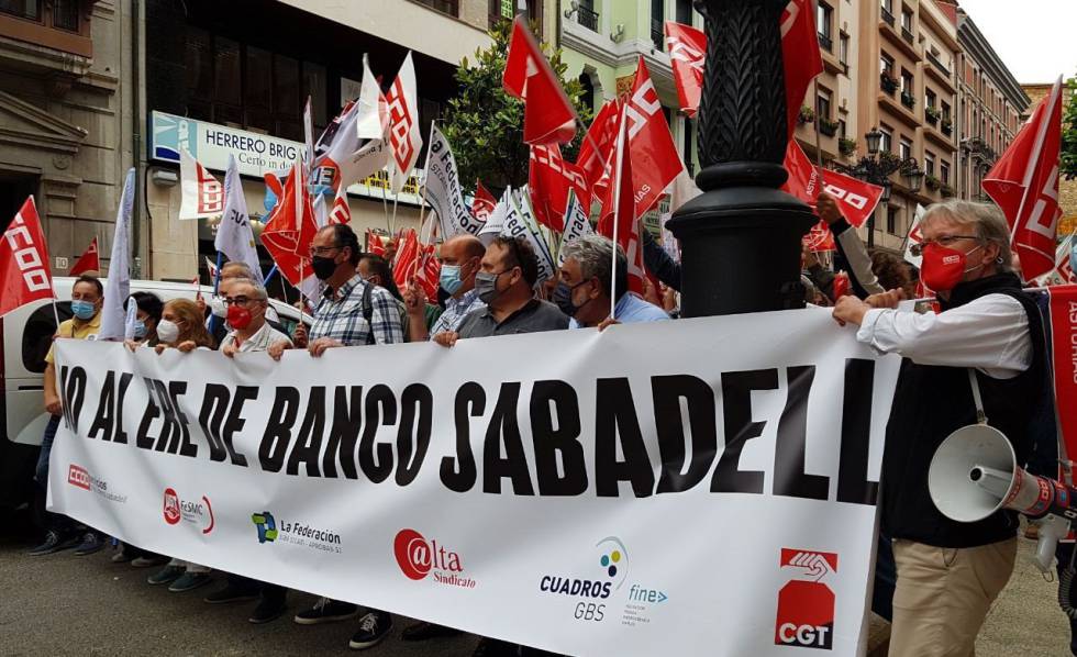 Movilizaciones en Asturias contra ele ERE de Banco Sabadell.rn CCOO SERVICIOS ASTURIASrn 22092021