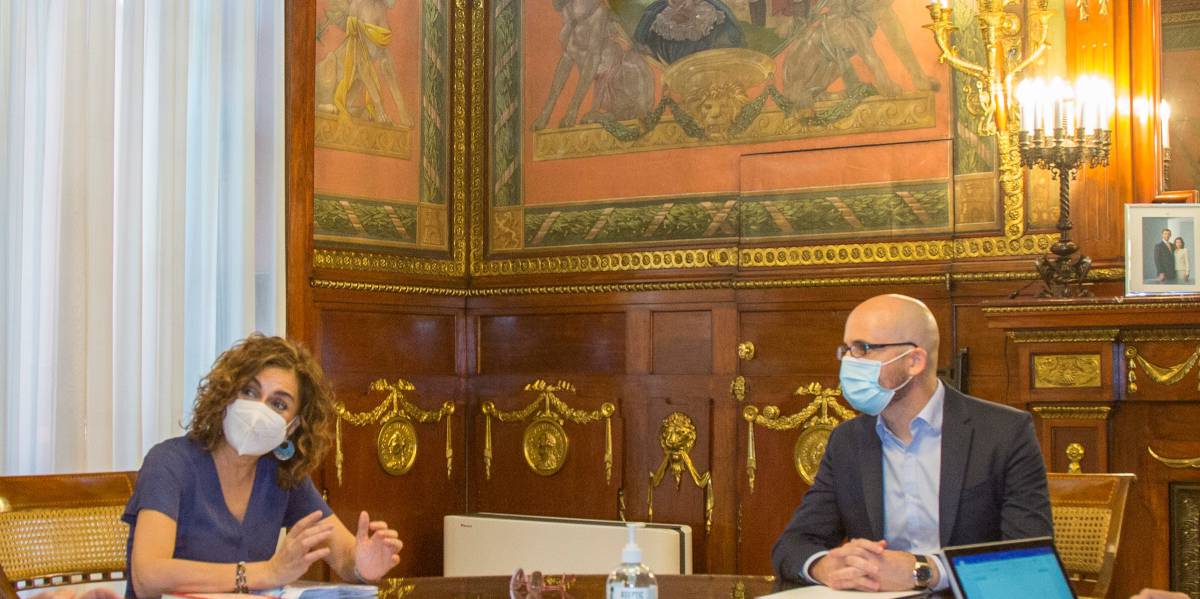 La ministra de Hacienda, María Jesús Montero, y el responsable económico de Podemos, Nacho Ávalrez.