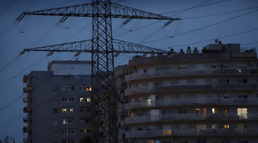 Así son las tarifas de Endesa, Naturgy e Iberdrola para no sufrir la escalada del precio de la luz