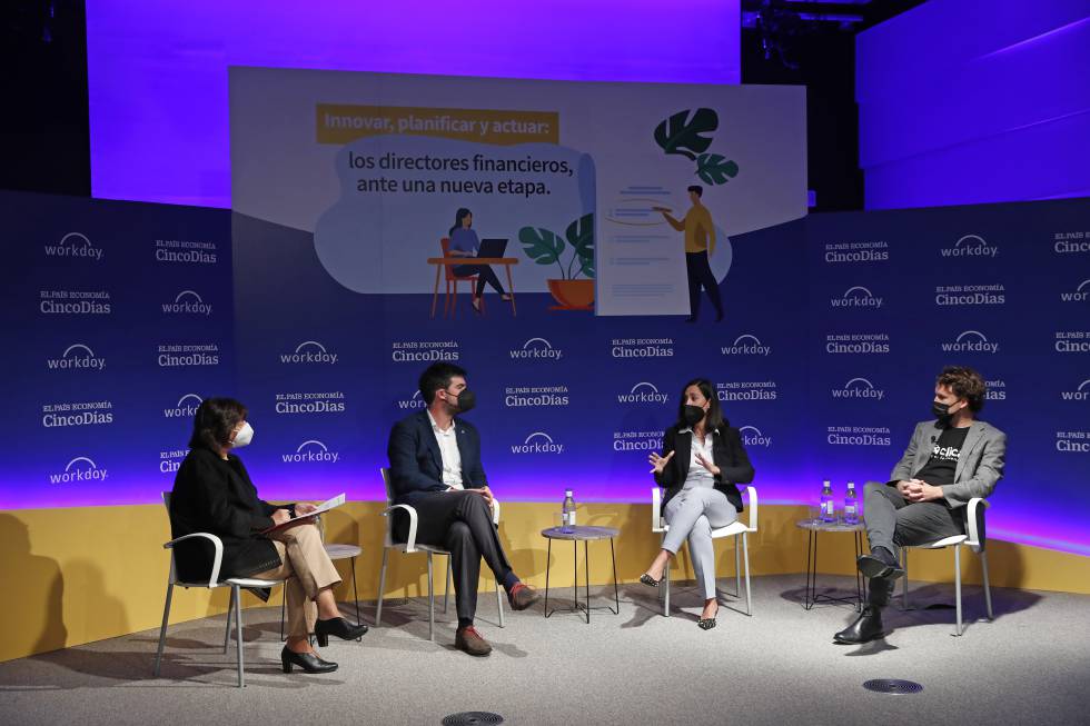 De izquierda a derecha, Marimar Jiménez, redactora de CincoDías; Mario Llopis, VP finanzas de Jeffapp; Karina Barrios, senior solution consultant de finanzas en Workday y Julien Divay, CFO de Clicars.