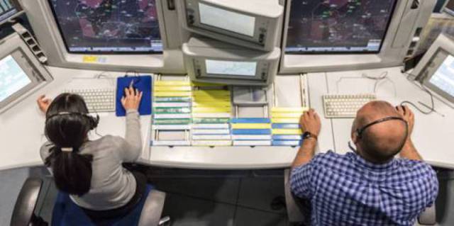 Dos controladores aéreos.