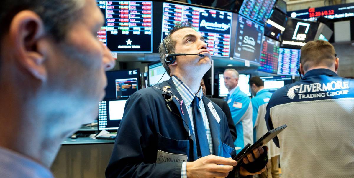 Economistas trabajan durante una nueva jornada en la Bolsa de Nueva York, en una fotografía de archivo.