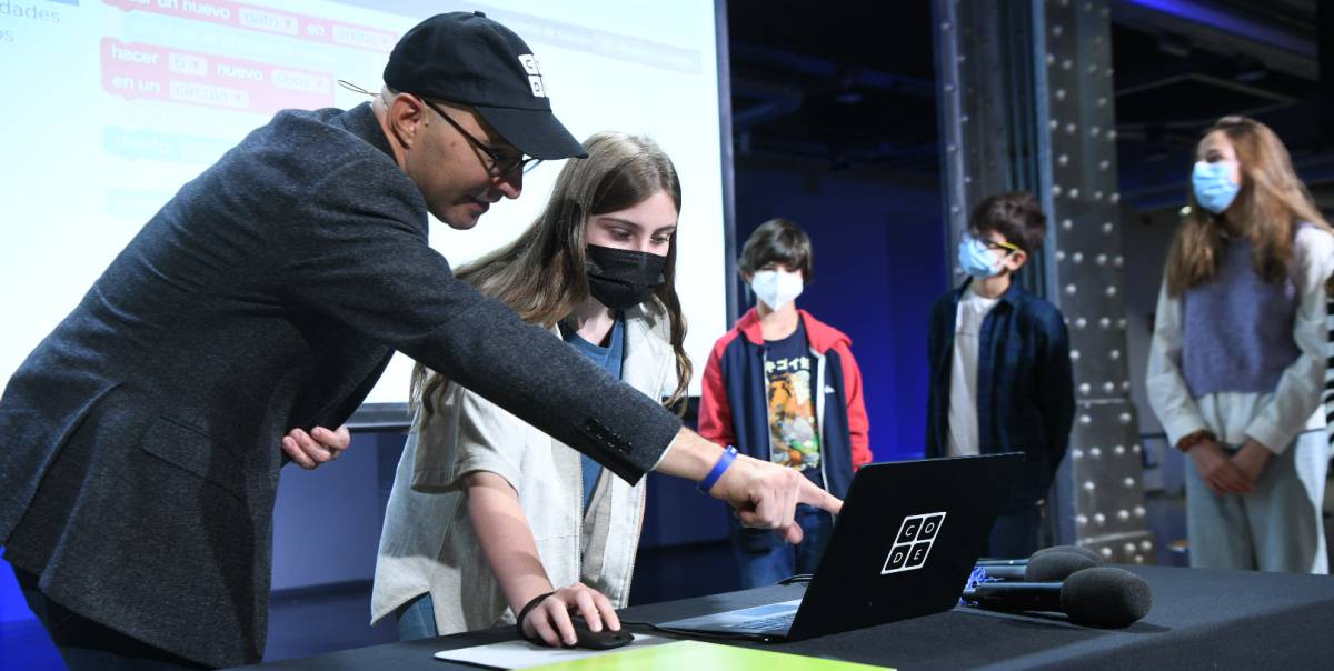 Hadi Partovi, CEO fundador de Code.org, en un taller de programación con niños en Madrid.