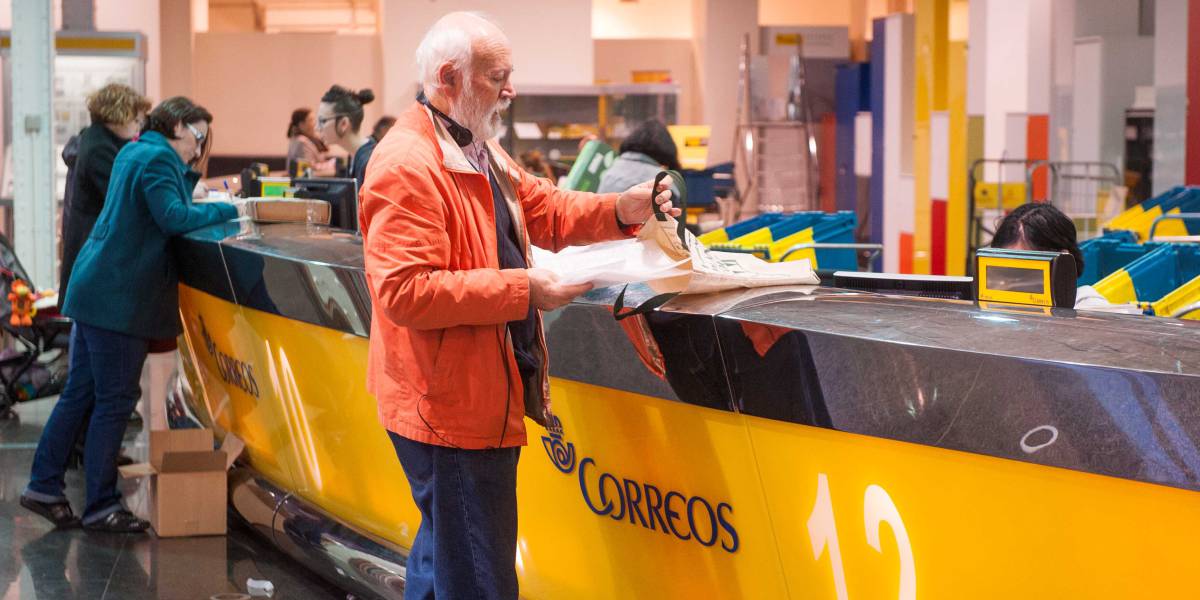 Interior de una oficina de Correos, en una imagen de archivo.