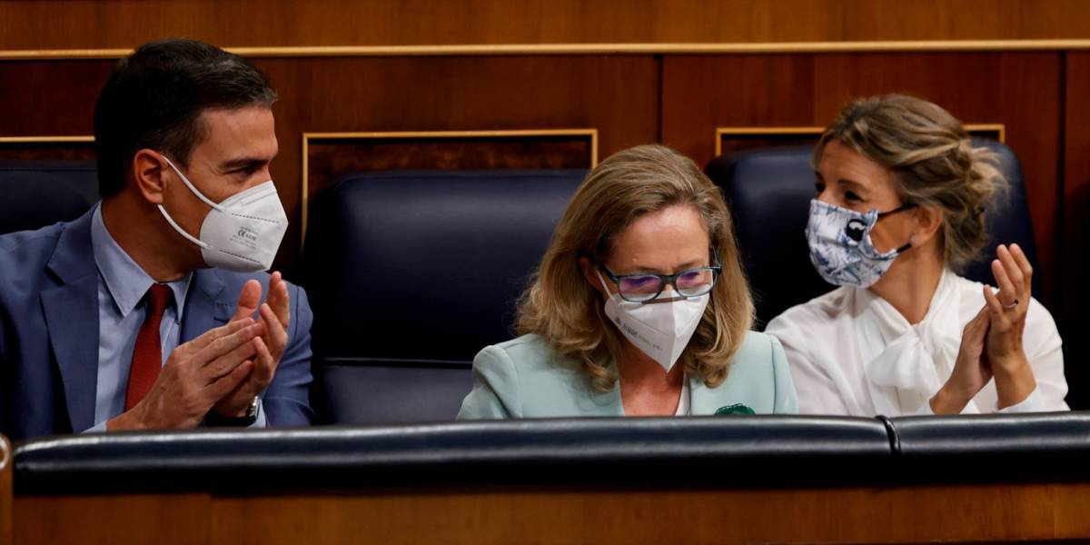 El presidente del Gobierno, Pedro Sánchez, junto a la vicepresidenta primera del Ejecutivo y ministra de Asuntos Económicos (centro) y la vicepresidenta segunda y ministra de Trabajo, Yolanda Díaz.