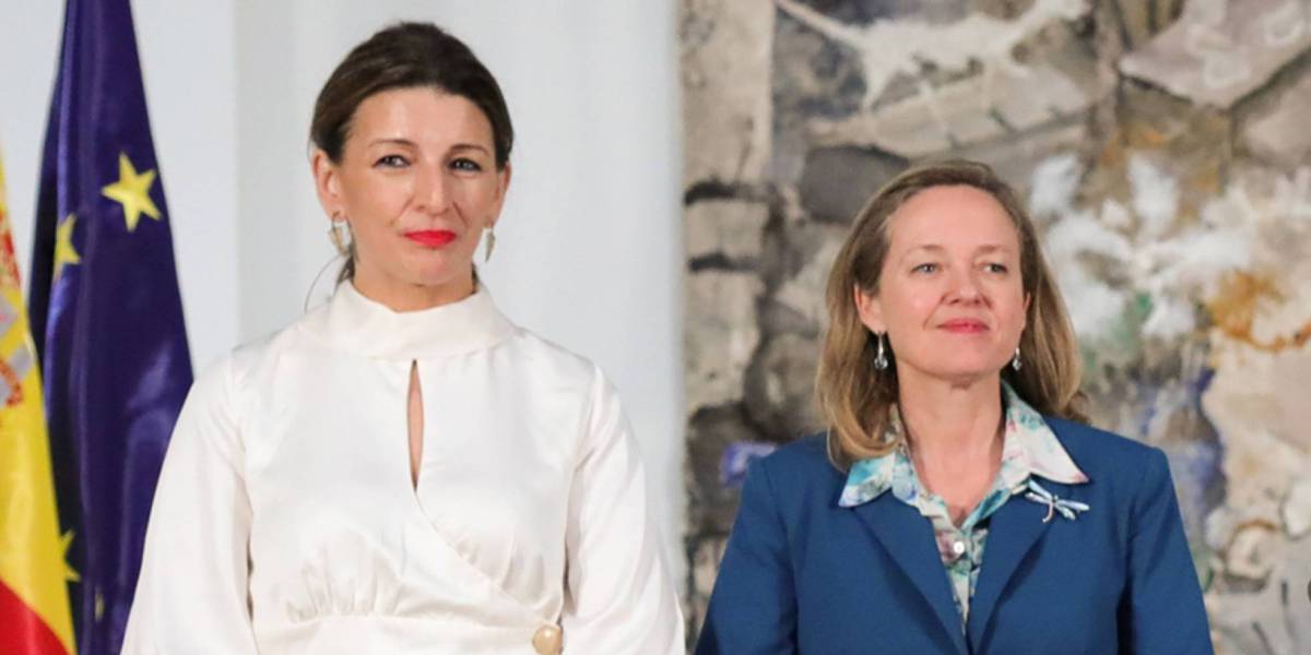 La vicepresidenta segunda de Trabajo, Yolanda Díaz, y la de Economía, Nadia Calviño (izquierda).