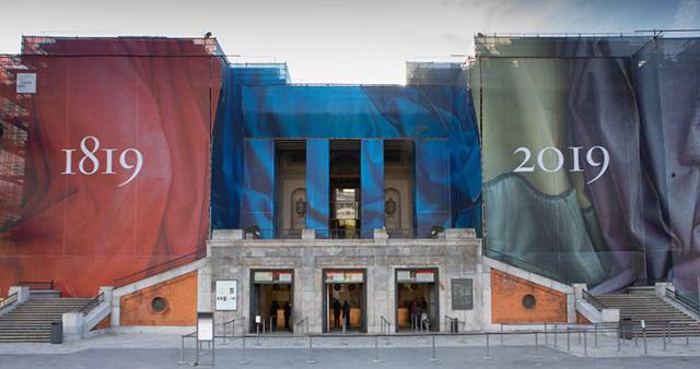 Unas lonas cubren la fachada del Museo del Prado con motivo de su bicentenario, en 2019.