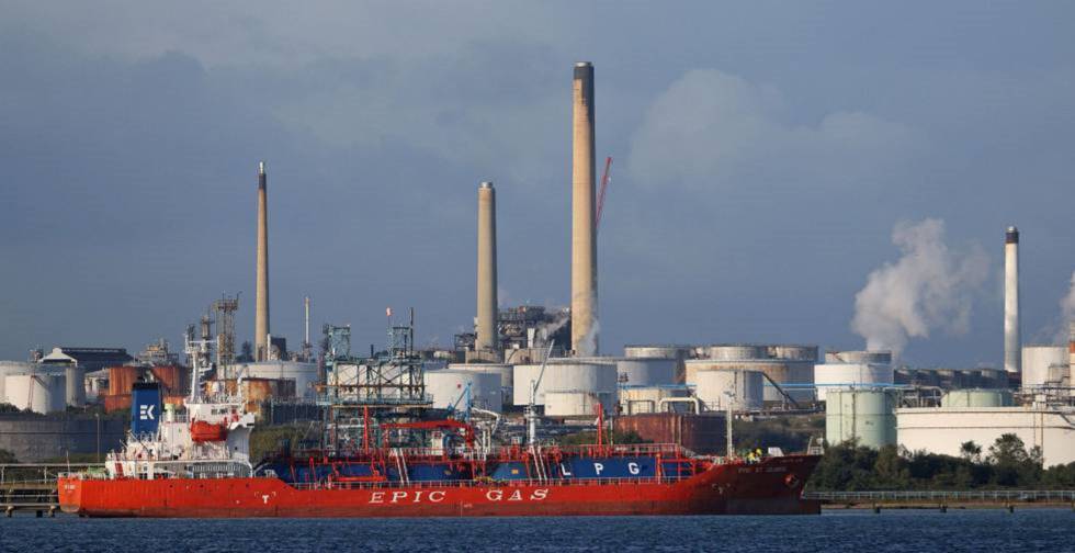 Un buque metanero que transporta gas natural en Inglaterra