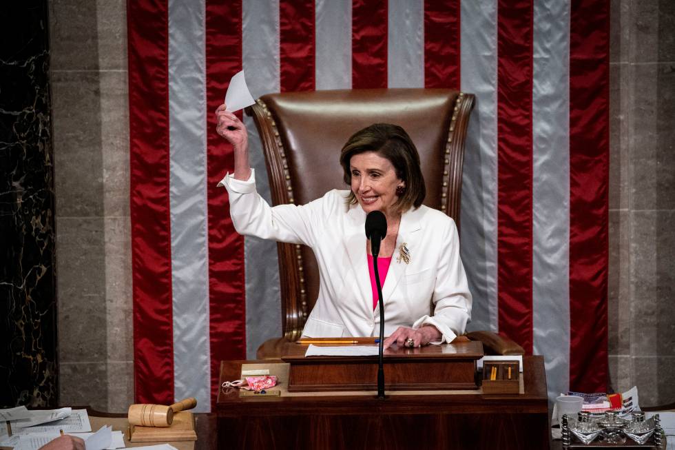 La representante demócrata Nancy Pelosi, mostrando el último voto para aprobar el proyecto de Joe Biden en la Cámara de Representantes de Estados Unidos.