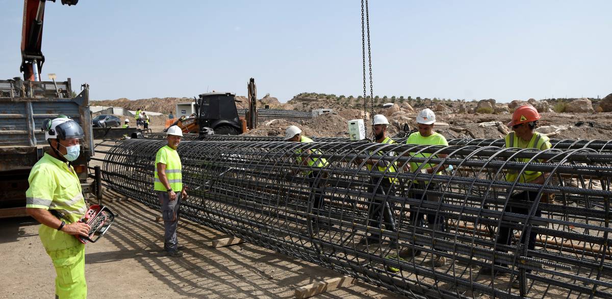 Operarios trabajan en las obras del AVE en Níjar, Almería, el pasado mes de agosto.