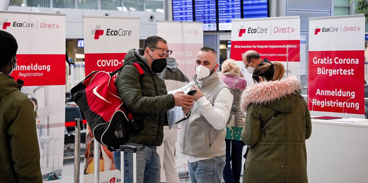 Viajeros, en el aeropuerto Duesseldorf (Alemania).