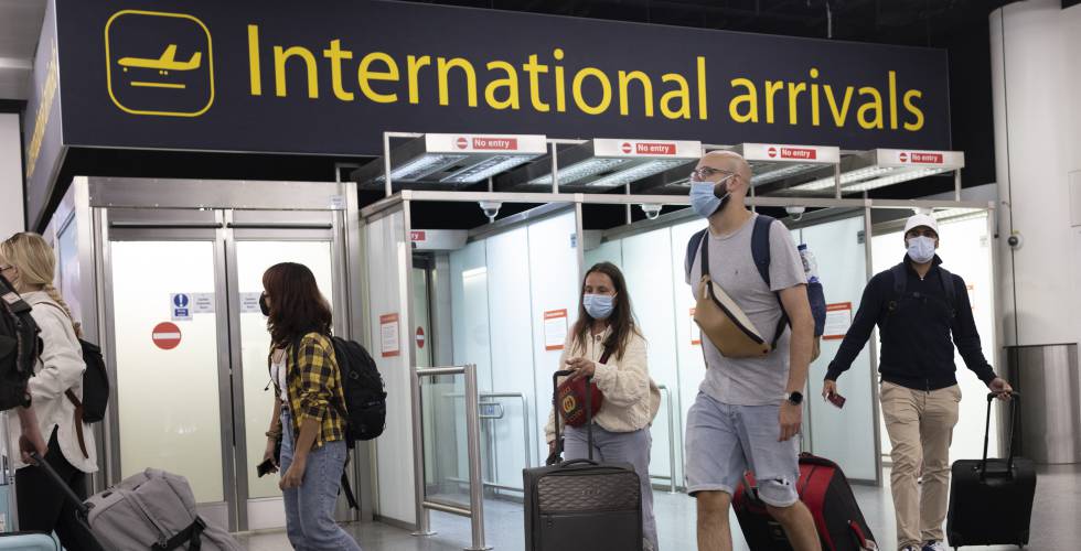 Viajeros llegando al aeropuerto Gatwick, en Londres (Reino Unido).