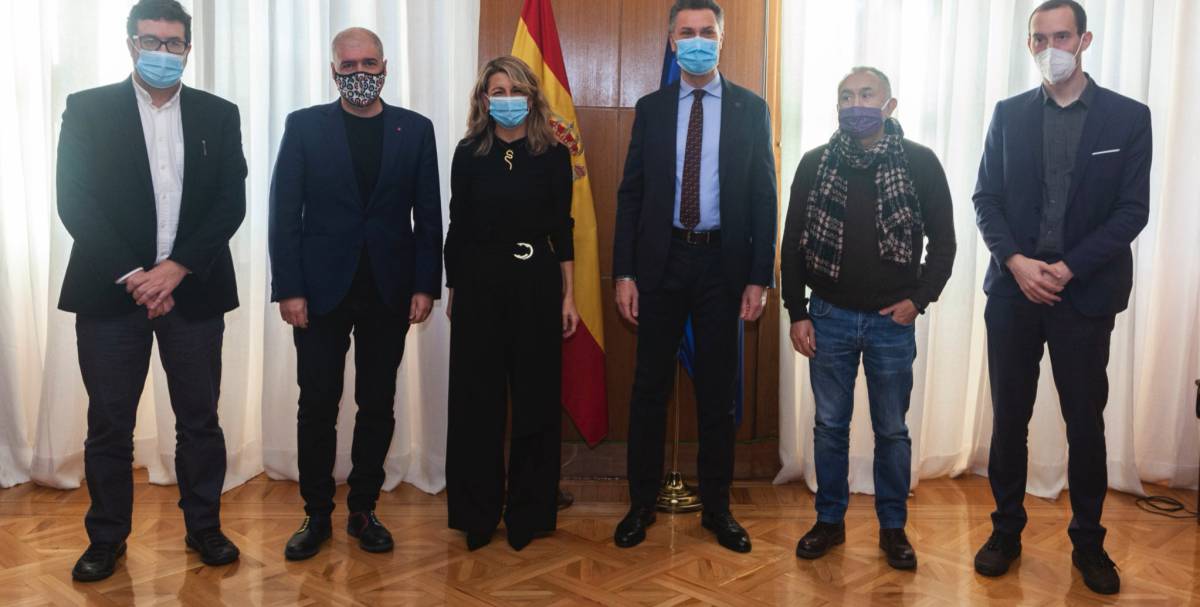La ministra de Trabajo, Yolanda Díaz, se reune con el presidente de la Confederación Europea de Sindicatos (CES), Luca Visentini, (a su izquierda), junto a otros miembros de sus equipos y los líderes de CC OO y UGT.