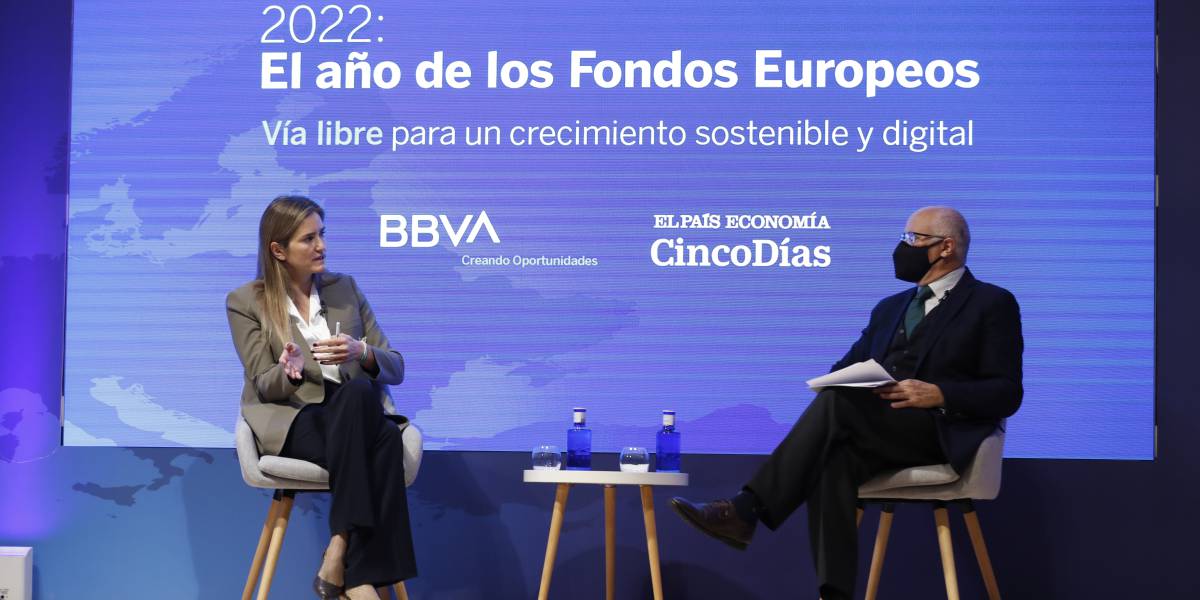 La secretaria de Estado de Energía, Sara Aagesen, junto al director de CincoDías, José Antonio Vega.