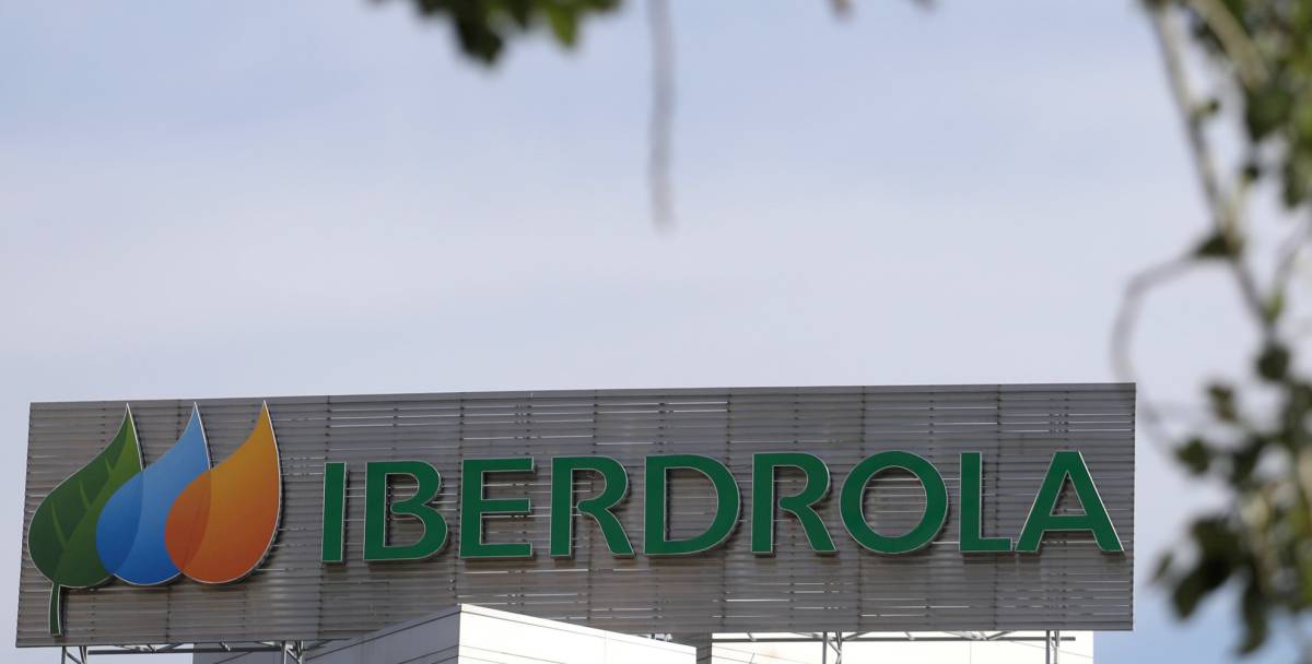 Logotipo de Iberdrola en su sede operativa en Madrid.