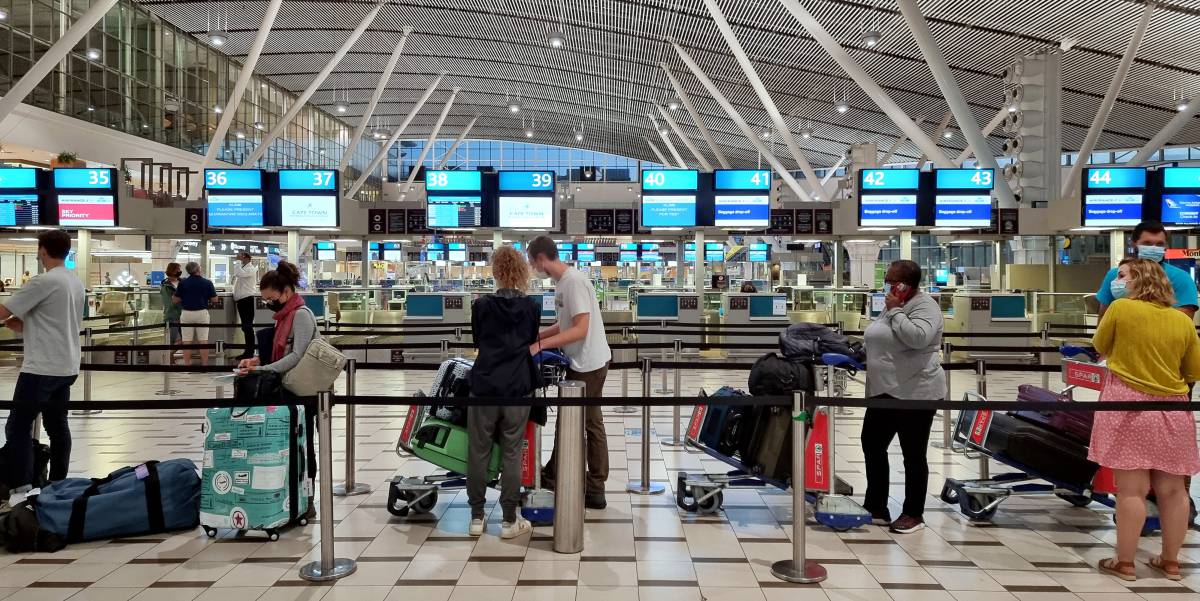 Pasajeros en una fila, en el aeropuerto de Cape Town (Sudáfrica).