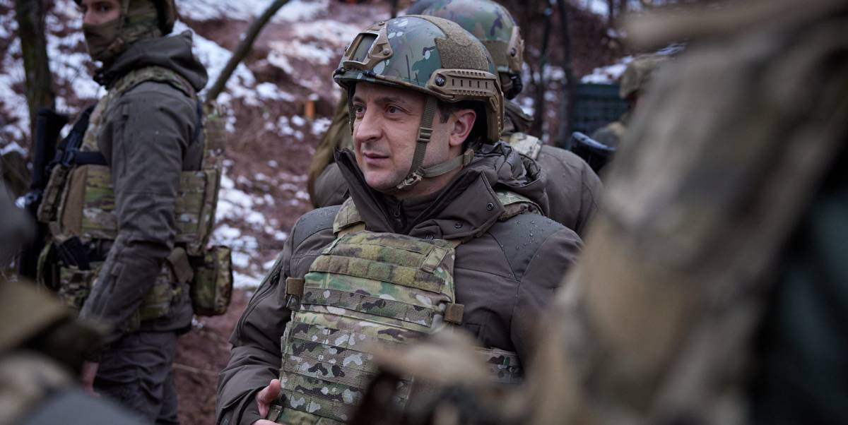 El presidente de Ucrania, Vladimir Zelensky, visitó a las tropas ucranianas en la frontera con rusa el lunes 6 de diciembre