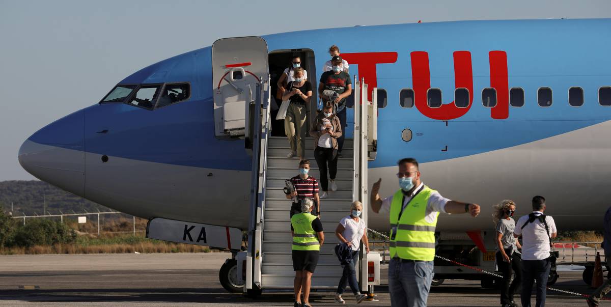 Pasajeros bajando de un avión del turoperador alemán TUI.