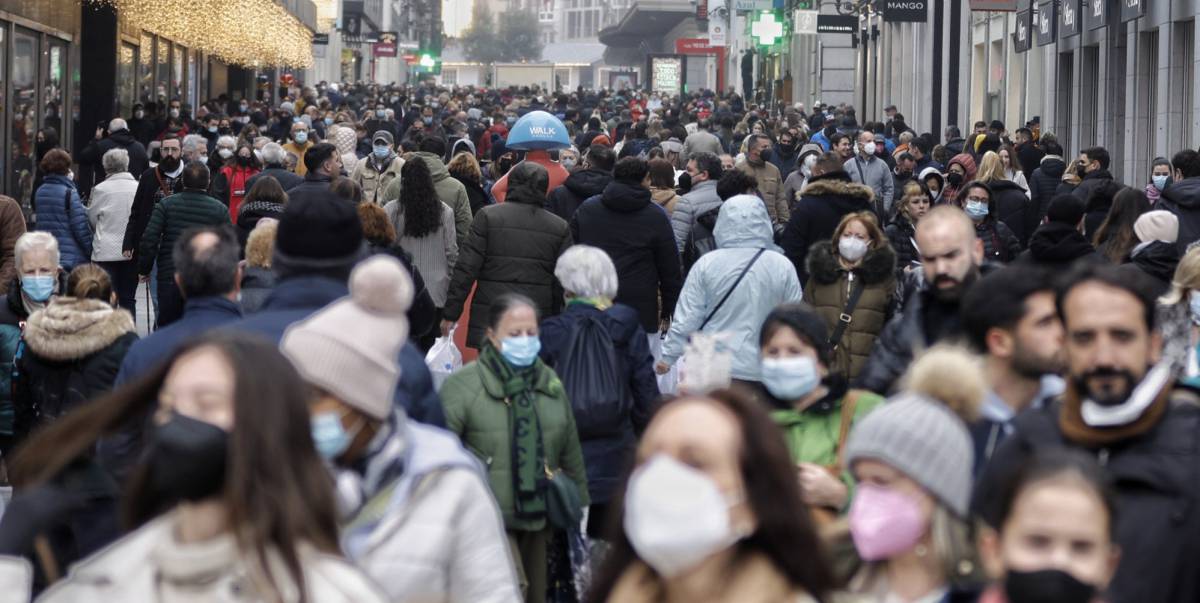Decenas de personas en la calle Preciados cuando quedan menos de tres semanas para la Navidad.