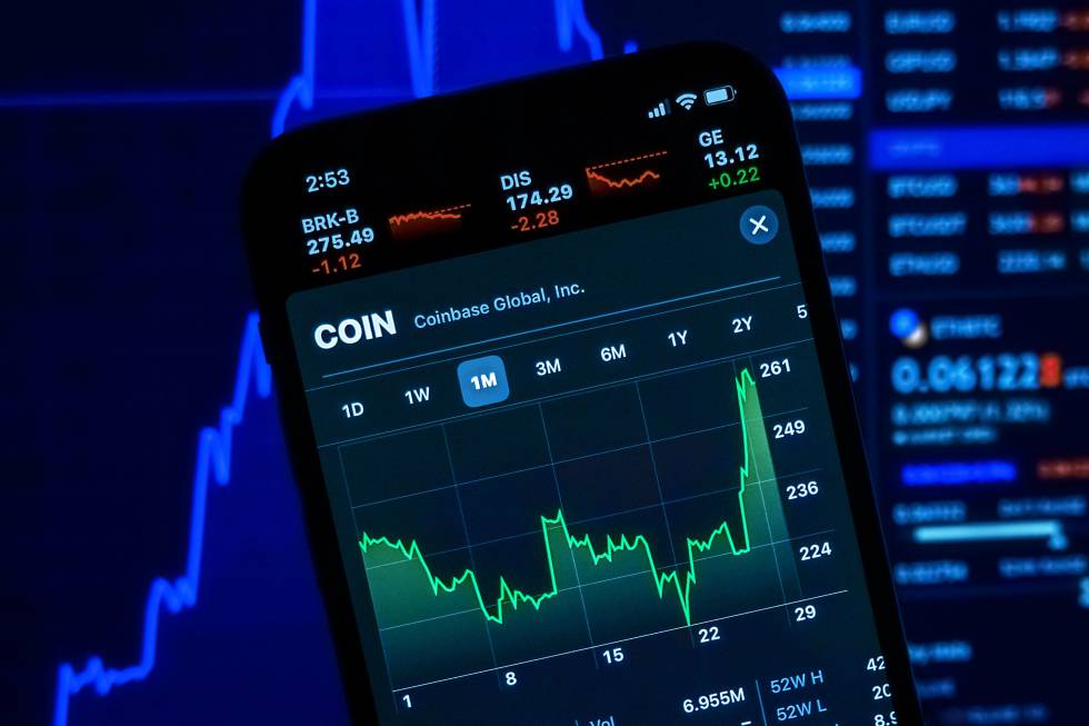 Un teléfono móvil muestra una aplicación para intercambiar criptomonedas