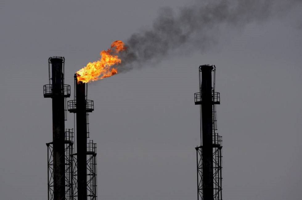 Chimeneas de una refinería de petróleo