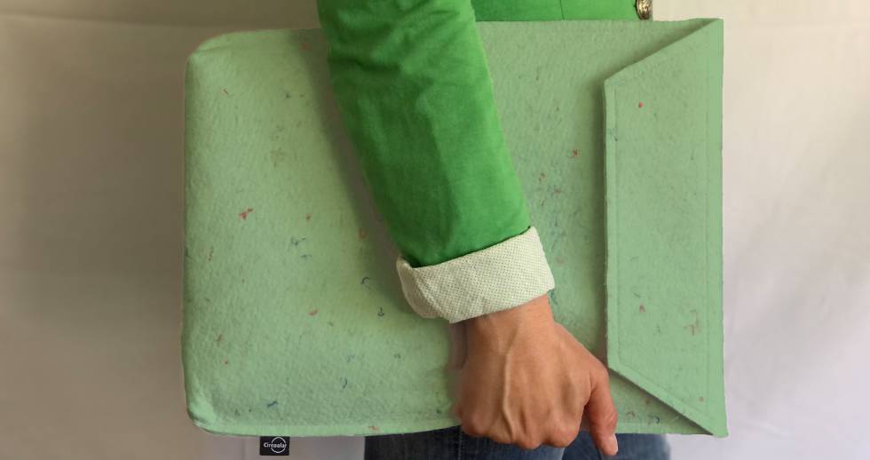 Funda realizada con reciclaje fieltro.