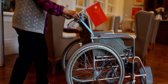 Silla de ruedas con bandera china en una residencia para mayores de Pekín.