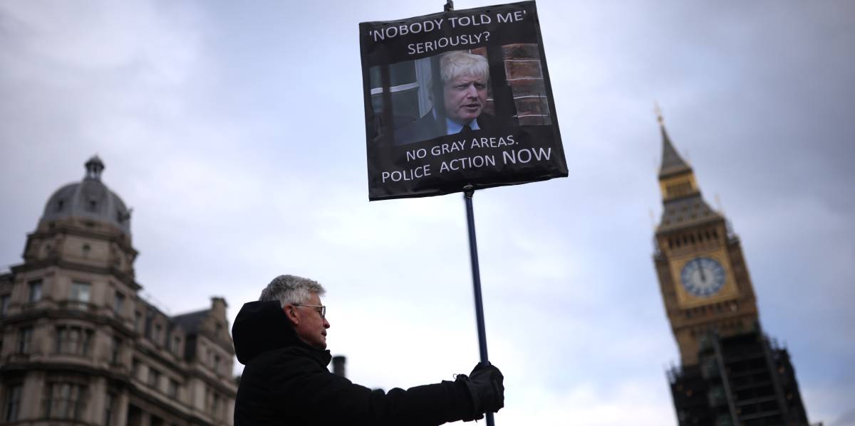 Una manifestante, durante las protestas para exigir la dimisión de Johnson.