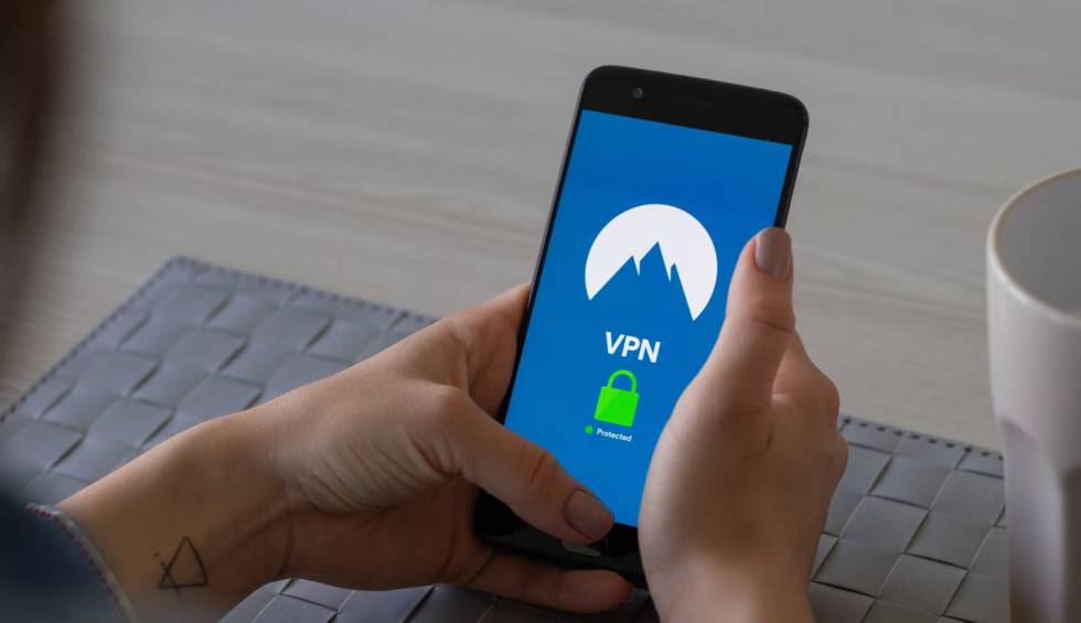 Instala un antivirus en tu móvil.