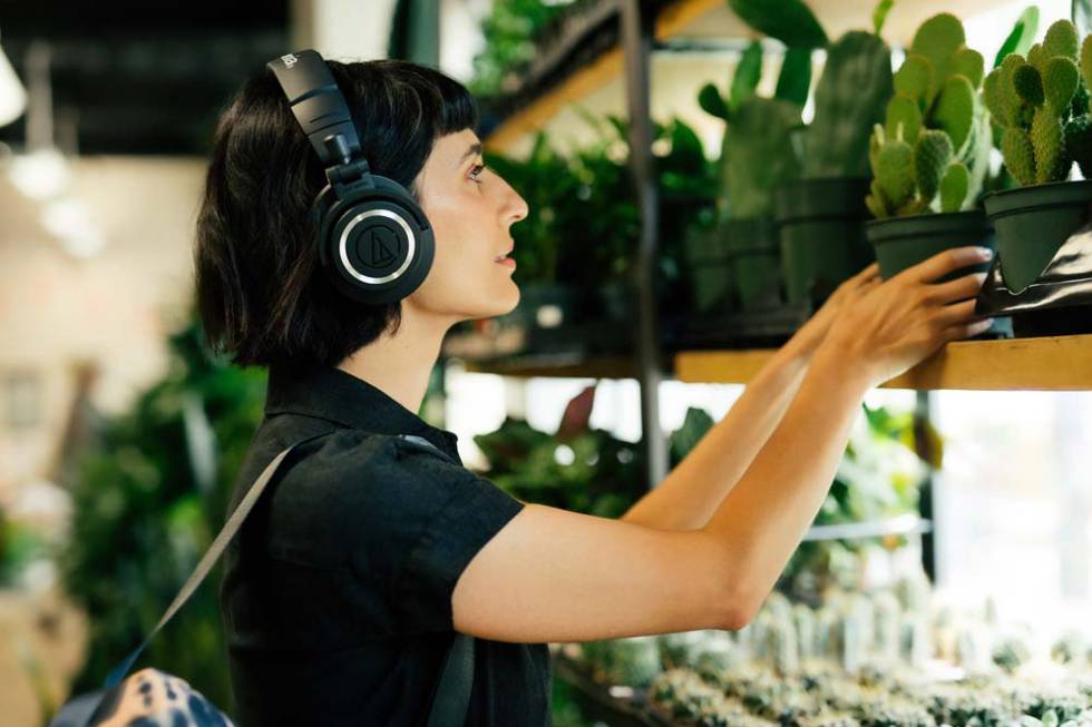 Chica utilizando unos auriculares de Audio-Technica
