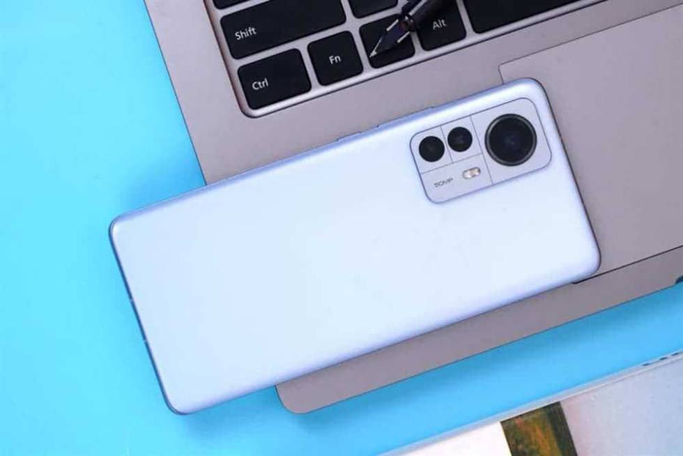 Imagen de la trasera del teléfono Xioami 12