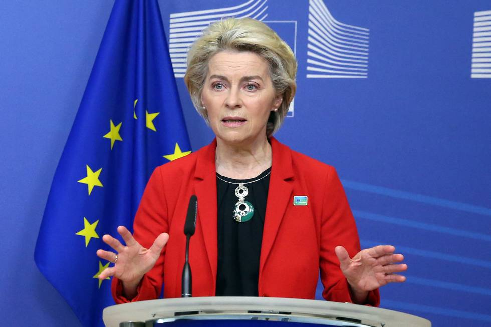 La presidenta de la Comisión Europea, Ursula Von der Leyen, en una conferencia en Bruselas el 17 de febrero de 2022