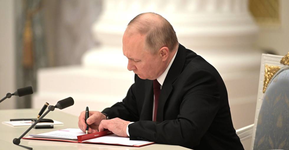 Vladimir Putin firma el decreto en el que reconoce la independencia de Donetsk y Lugansk.