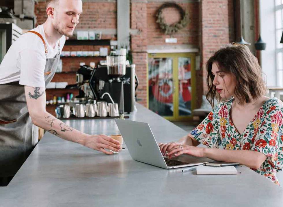 Chica con un portátil MacBook