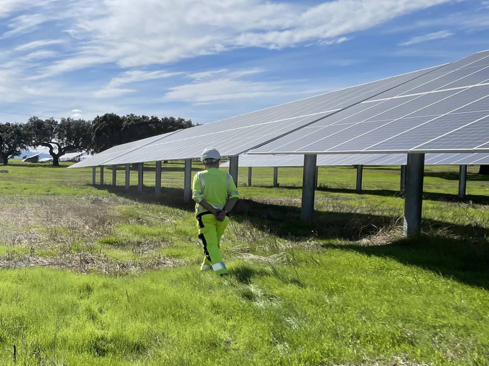 Un operario en la planta solar Talayuela, Cáceres.