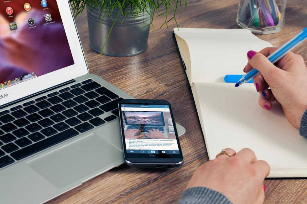 iPhone encima de un Mac