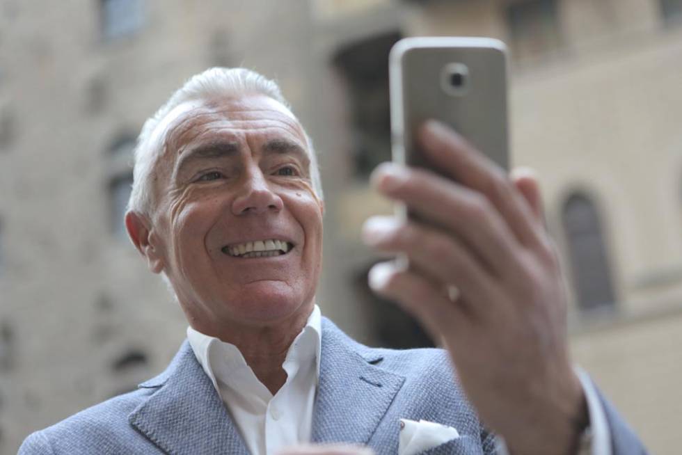 Hombre realizando una videollamada