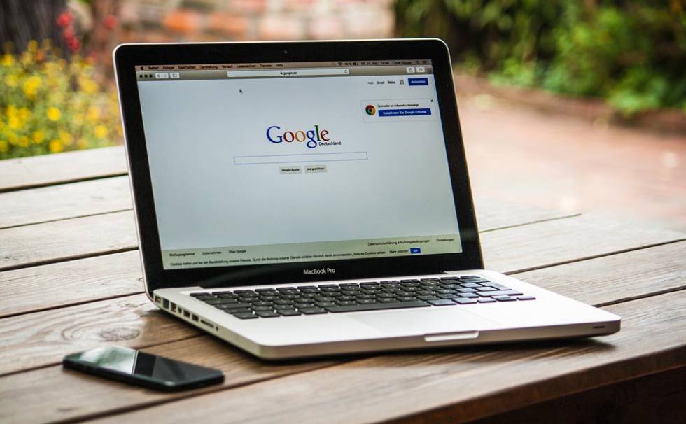 Ordenador MacBook con navegador de Internet