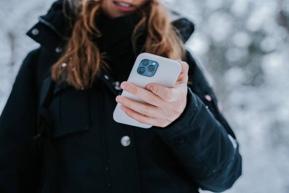Chica con un iPhone en la mano